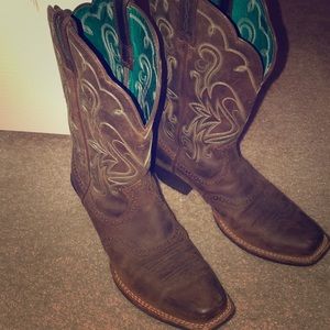 ON HOLD !!!Women’s Ariat boots